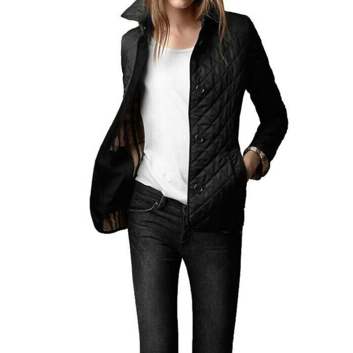 Zeitlose, elegante Damenjacke, gesteppt und wärmend, eine ideale Wahl für modische Herbstoutfits.