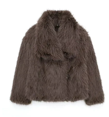Praktische Damen-Winterjacke mit Kapuze, warmen Seitentaschen und Reißverschluss, für kalte Tage.