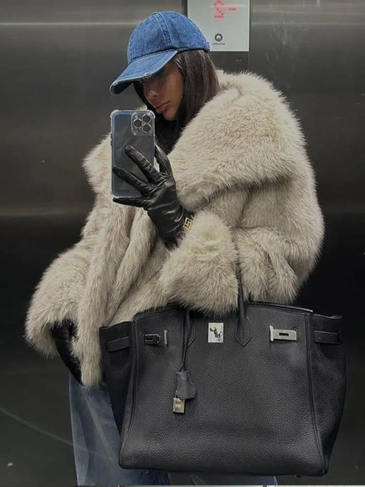 Kurze, moderne Damen-Winterjacke mit Kapuze und Reißverschluss, ideal für die aktuelle Wintermode.