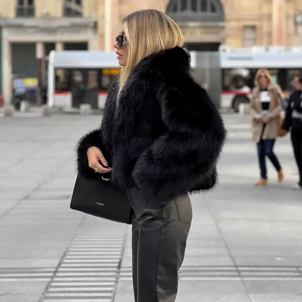 Modische, warme Damen-Kapuzenjacke im Kurzstil, perfekt für Kälteschutz und Outdoor-Aktivitäten.