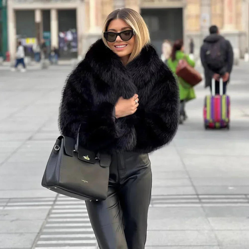 Rückansicht: Elegante, warme Damen-Winterjacke mit Kapuze, für stilvollen Kälteschutz im Alltag.