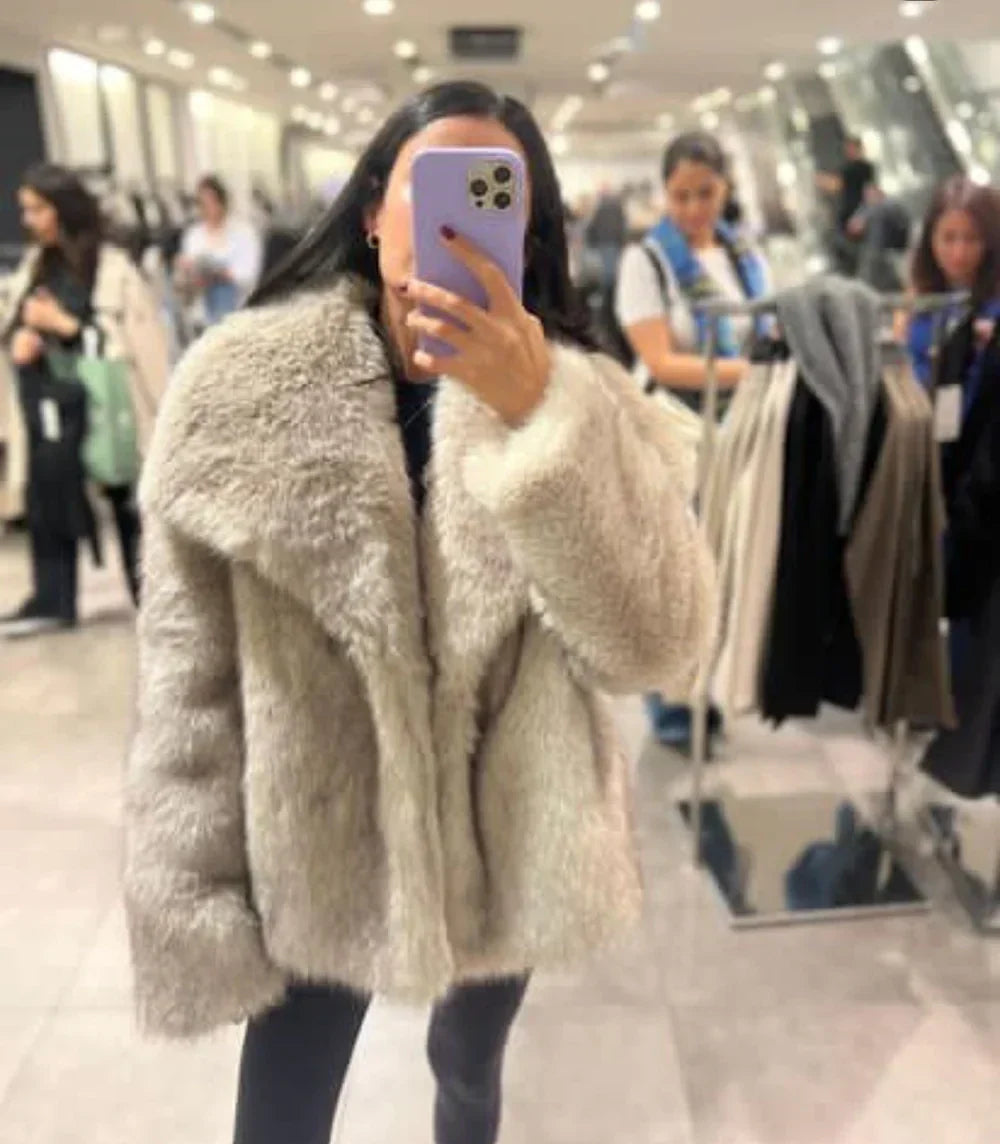 Detail: Warme Kapuze der Damen-Winterjacke mit Futter und Kordelzug, schützt optimal vor Kälte.