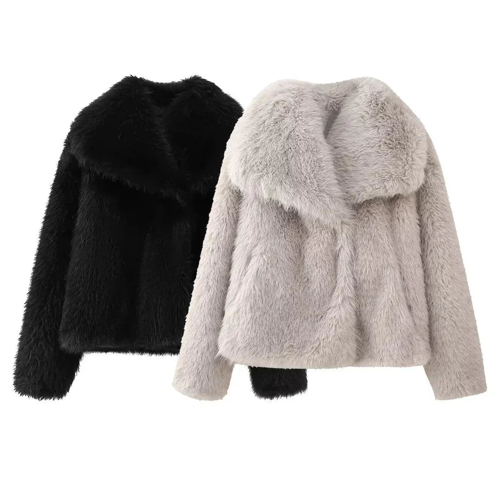 Frau trägt stilvolle, warme Damen-Winterjacke mit Kapuze im Freien, ideal für Wintermode & Outdoor.