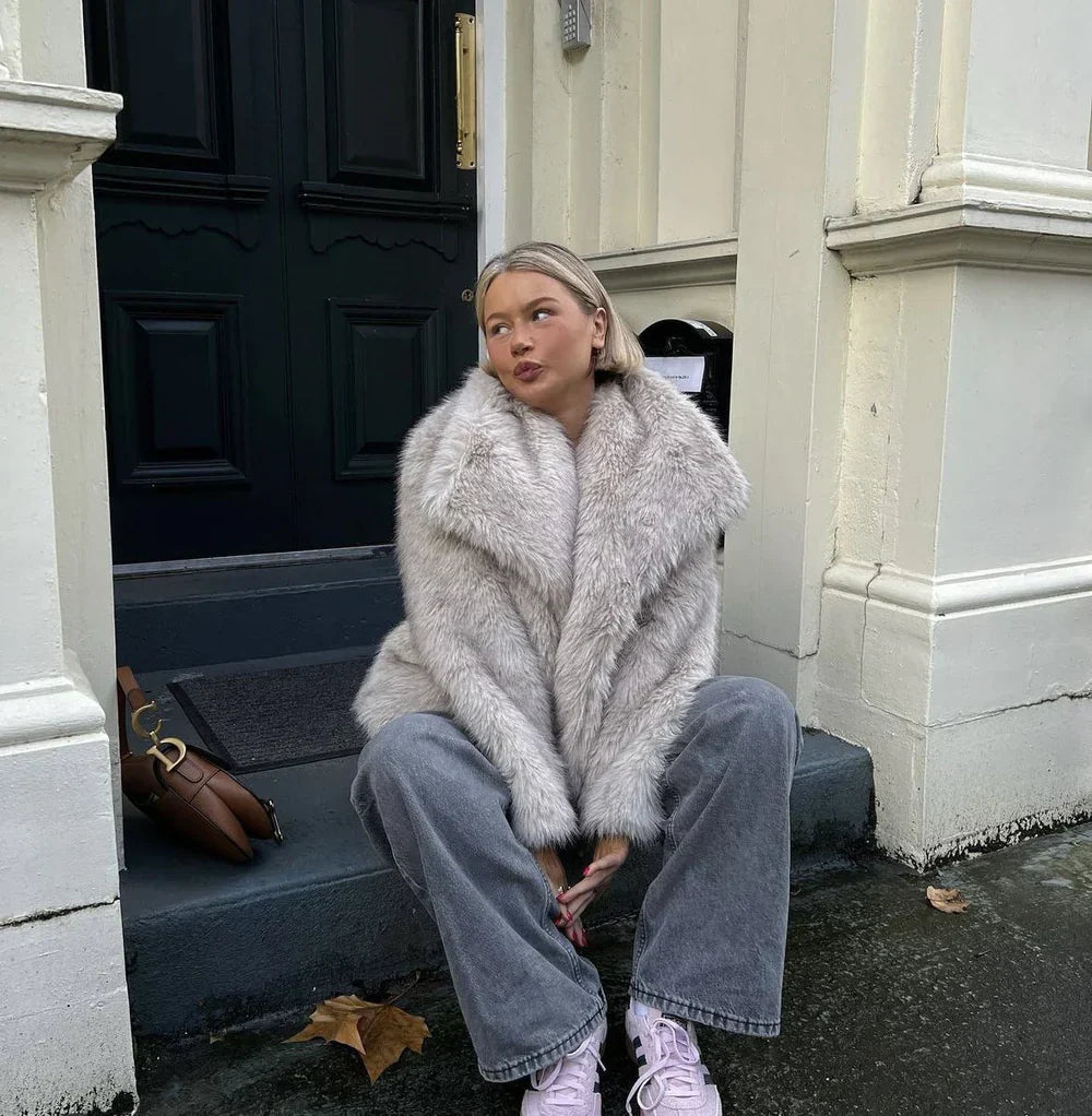 Nahaufnahme: Hochwertiges, warmes Material der Damen-Winterjacke, bietet Komfort und Kälteschutz.