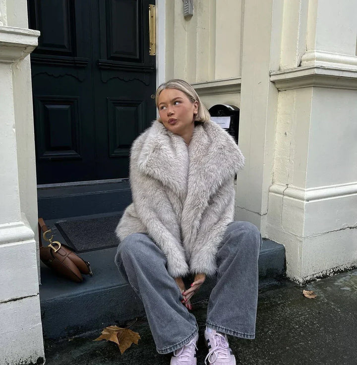 Nahaufnahme: Hochwertiges, warmes Material der Damen-Winterjacke, bietet Komfort und Kälteschutz.