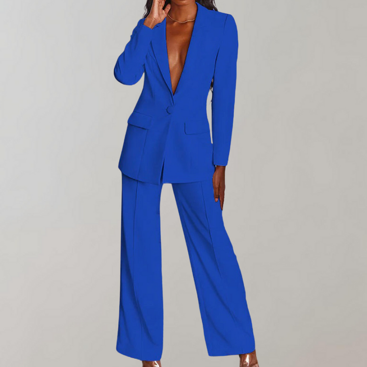 Frau in eleganter blauer Blazer- und Hose-Set, modisch, formell, Damenbekleidung.