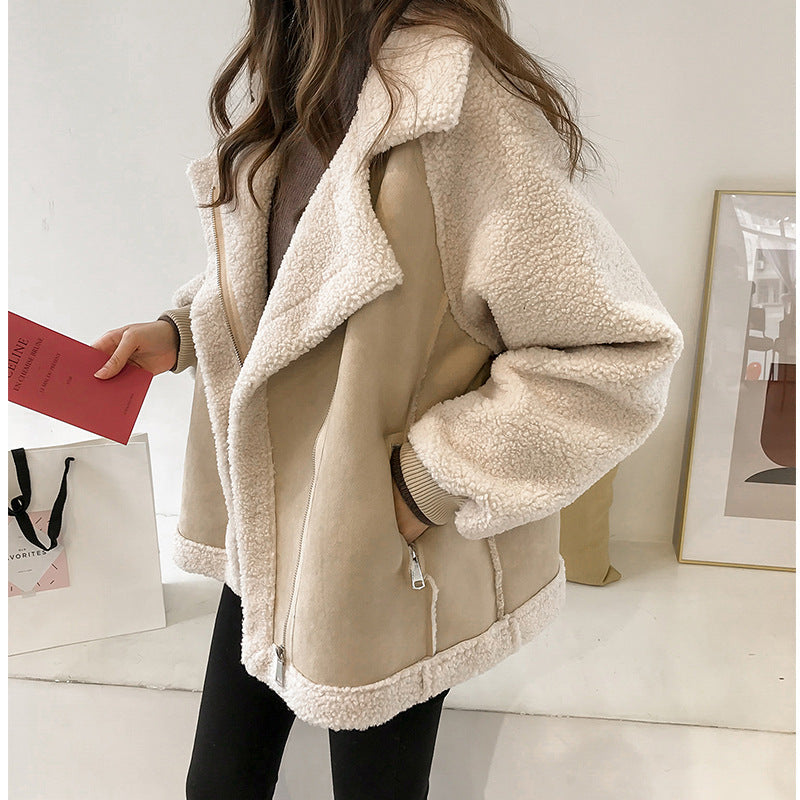 Eleganter beiger Damen Wintermantel, stilvoll geschnitten für Wärme & Komfort im Alltag. Ideale Wintermode.