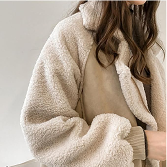 Gemütlicher, warmer Damen Wintermantel in Beige mit femininem Schnitt. Perfekt für stilvolle Wintertage.