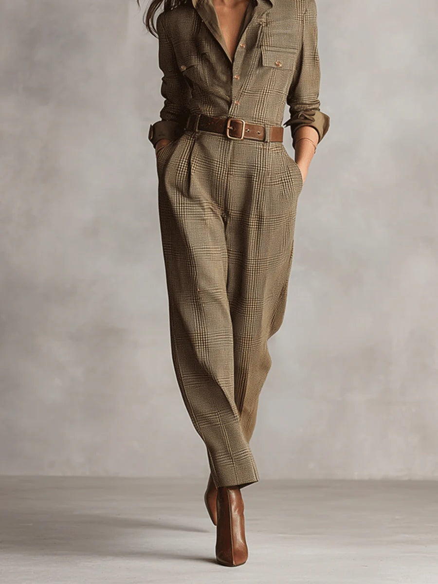 Stilvoller brauner Damen Einteiler mit figurbetonter Silhouette. Eleganter Jumpsuit für moderne Damenmode.