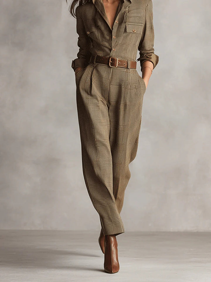 Stilvoller brauner Damen Einteiler mit figurbetonter Silhouette. Eleganter Jumpsuit für moderne Damenmode.