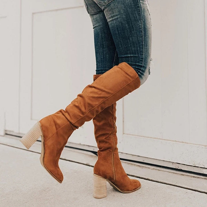 Eleganter brauner Damen Winterstiefel mit Blockabsatz und hohem Schaft, perfekt für Wärme und Stil.