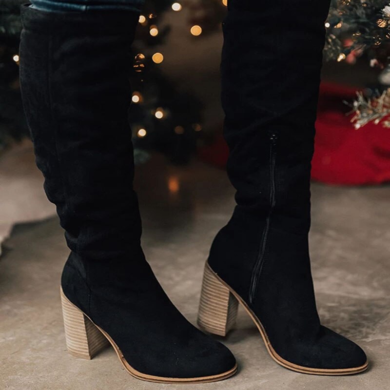 Beiger Damen Winterstiefel hoch mit stabilem Blockabsatz, modische und bequeme Damenstiefel für den Winter.