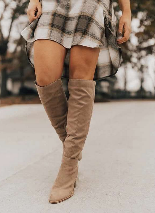 Moderner Damen Winterstiefel in Schwarz mit hohem Schaft und Blockabsatz, ideal für elegante Outfits.