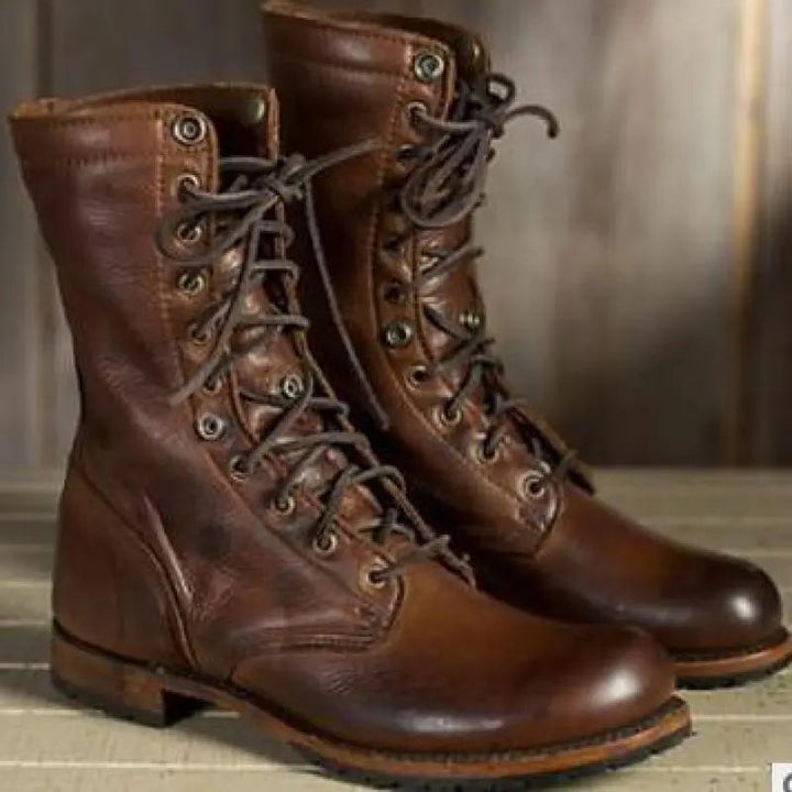 Eleganter brauner Damenstiefel Helga mit hohem Schaft, perfekt für Herbst & Winter. Klassischer, zeitloser Stil.