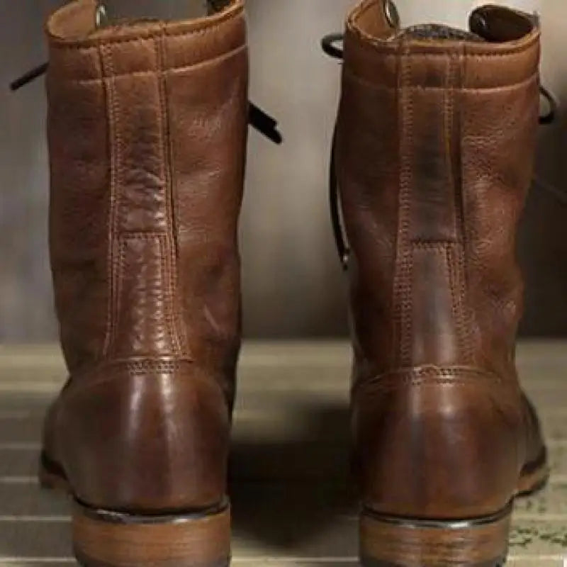 Modischer hoher Damenstiefel in Braun, vielseitig kombinierbar & bequem. Ideal für feminine Herbst-Looks.