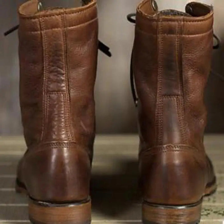 Modischer hoher Damenstiefel in Braun, vielseitig kombinierbar & bequem. Ideal für feminine Herbst-Looks.