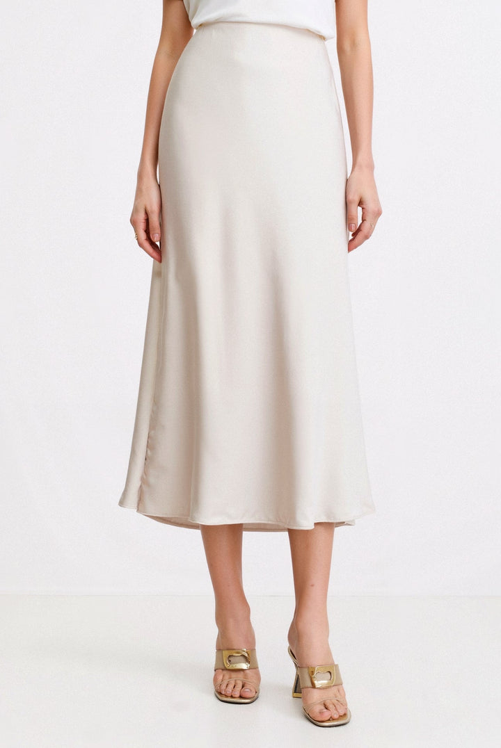 Eleganter cremeweißer Damen Maxirock mit hoher Taille, fließend und lang, ideal für stilvolle Alltags-Looks.