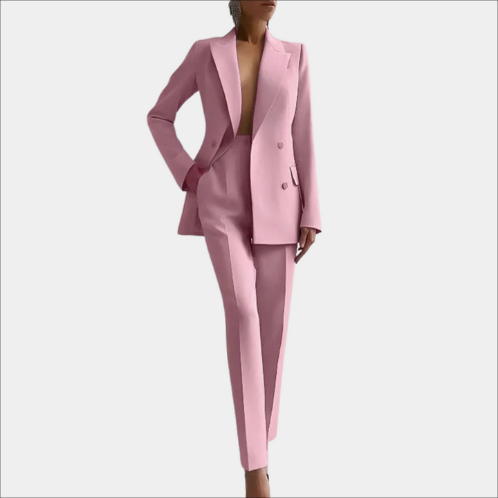 Stilvoller Damenanzug mit zweireihigem Blazer und passender Hose. Zeitloser Look für festliche Events.