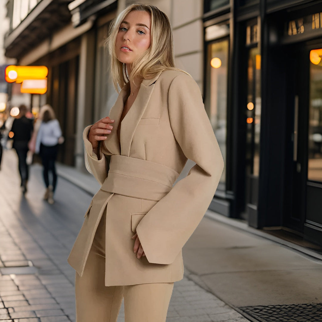 Vielseitiger langer Damen Blazer mit Gürtel, ideal als Business- oder Freizeit Blazer für alle Jahreszeiten.