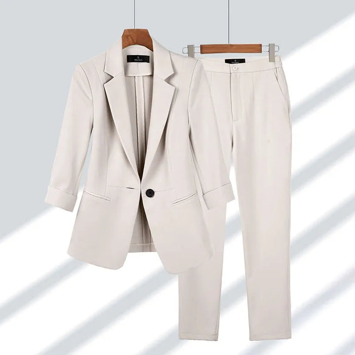 Bequemer Damen Business Anzug in modernem Schnitt, perfekt für elegante Büromode und Geschäftsoutfits.