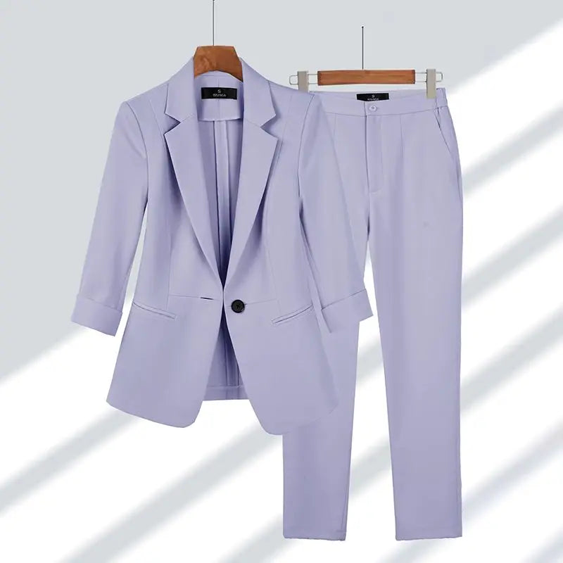 Damen Hosenanzug für Business & Karriere. Moderner Zweiteiler mit professionellem Stil für elegante Auftritte.
