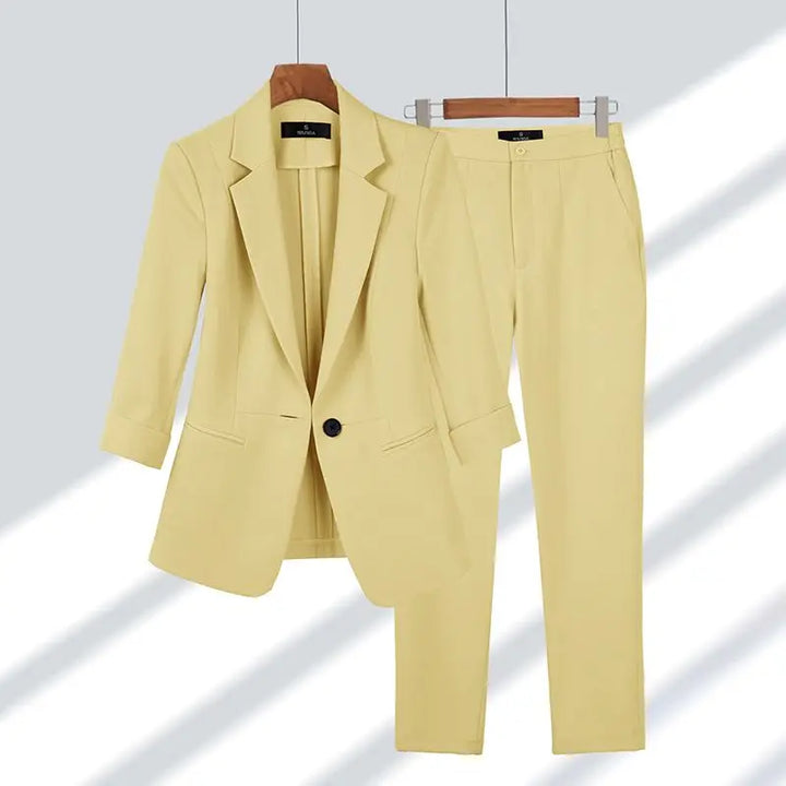 Stilvoller Damen Business Anzug Zweiteiler für Komfort und Eleganz im Büro. Perfekte Karriere- und Geschäftsoutfit.