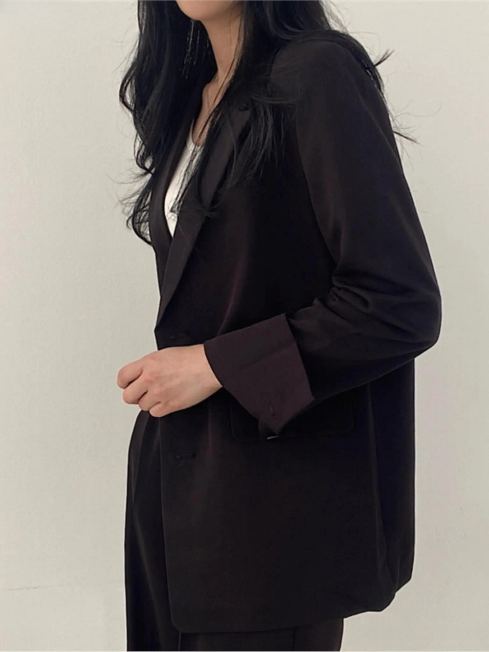Moderner Damen-Blazer: Teil des Business-Anzugs, ideal für Büro und formelle Anlässe, elegant und stilvoll.