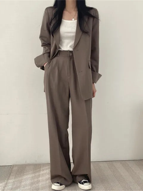 Stilvolle Damen-Mode: Eleganter Business-Blazer und passende Stretchhose als Zweiteiler, perfekt für Damen.