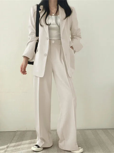 Detail: Hochwertiger Stoff des eleganten Damen Business-Zweiteilers – Blazer & bequeme Stretchhose.