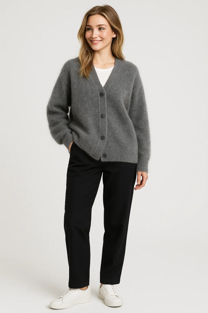 Modischer Damen Strickcardigan mit V-Ausschnitt, perfekt für elegante Herbst- & Winter-Outfits. Weich & gemütlich.
