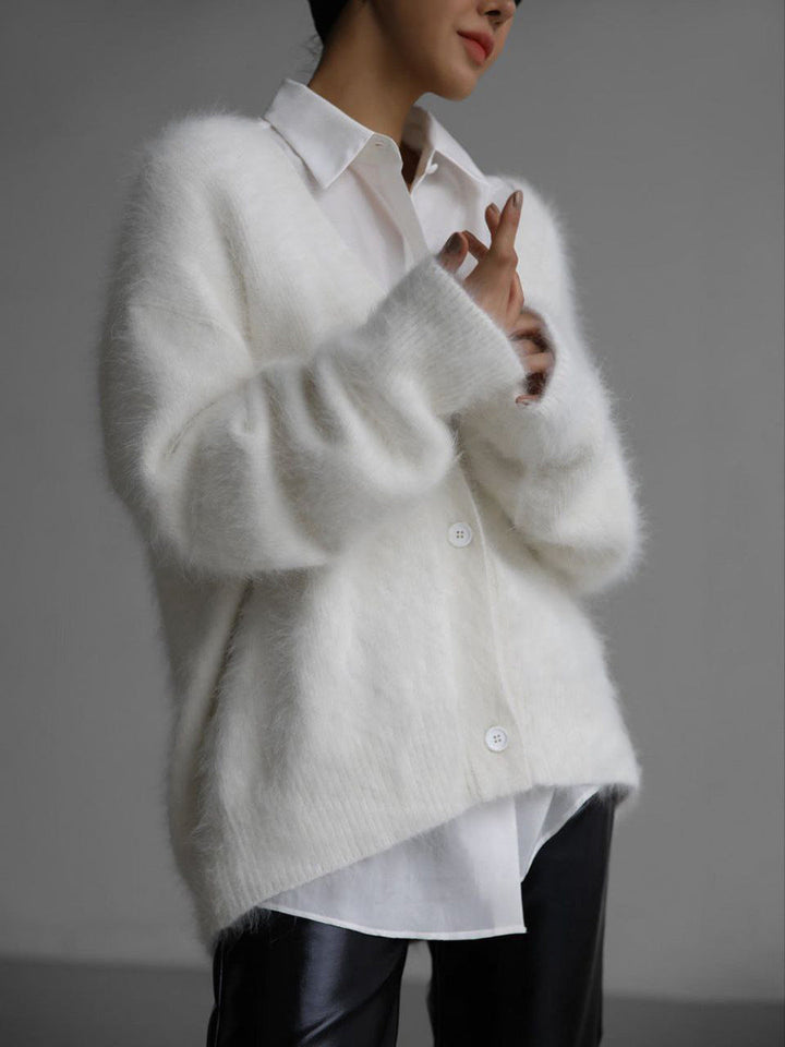 Vielseitiger Damen Cardigan, weich gestrickt, mit V-Ausschnitt. Bietet eleganten Komfort für jede Jahreszeit.
