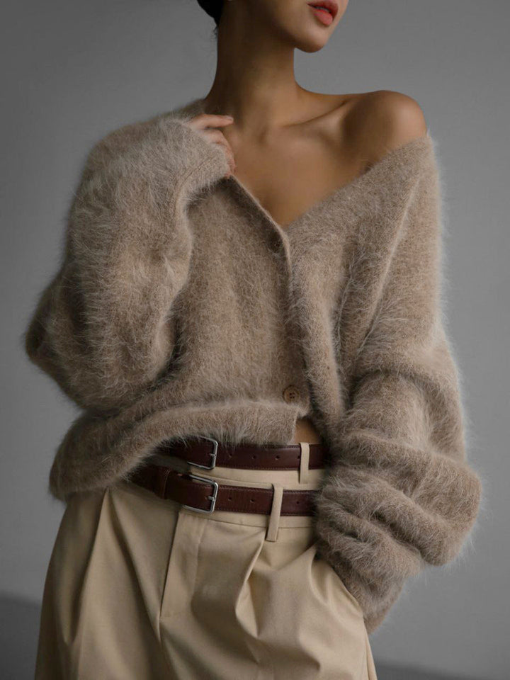 Kuscheliger Damen V-Ausschnitt Cardigan aus feinem, weichem Strick. Perfekte Damenstrickware für Wärme & Stil.