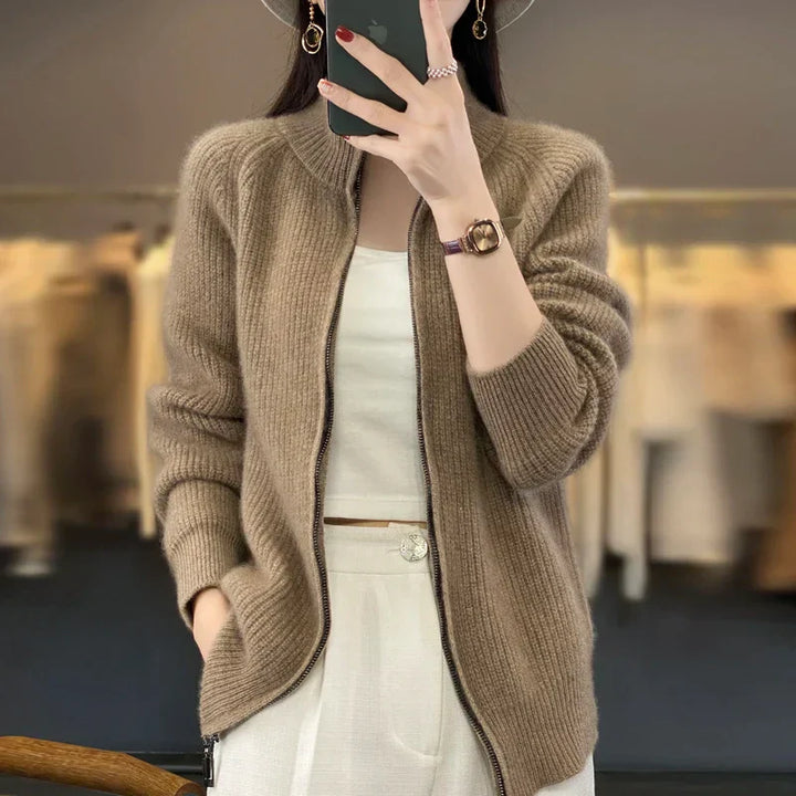 Eleganter Damen Cardigan, eine bequeme Strickjacke für vielseitige Herbst- und Winterlooks.