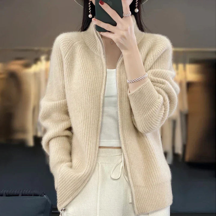 Kuscheliger Damen Cardigan in Feinstrick, komfortable Strickjacke für gemütliche Herbst-Winter-Mode.