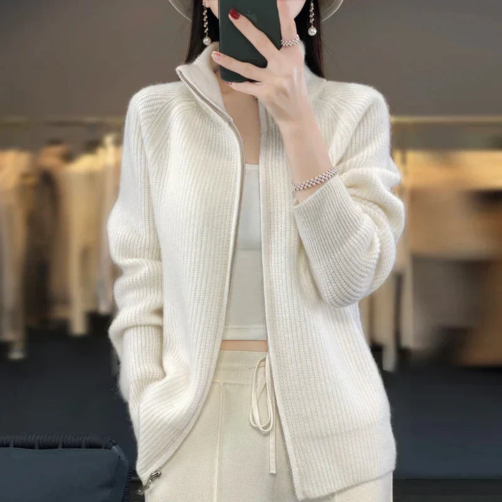 Modell trägt eleganten Damen Cardigan offen, eine stylische Strickjacke perfekt für Herbst-Outfits.