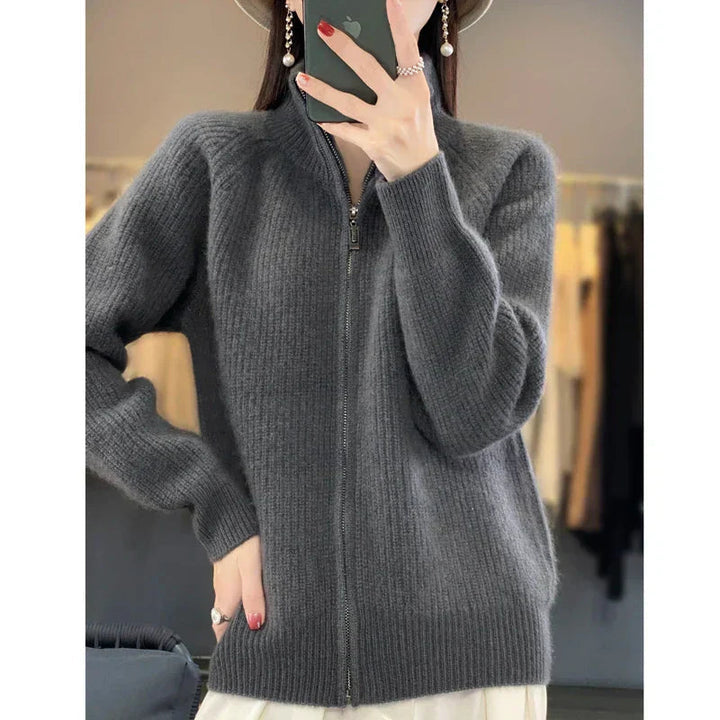 Bequemer Damen Cardigan als warme Strickjacke, perfekt zum Layering in der Herbst-Winter-Saison.