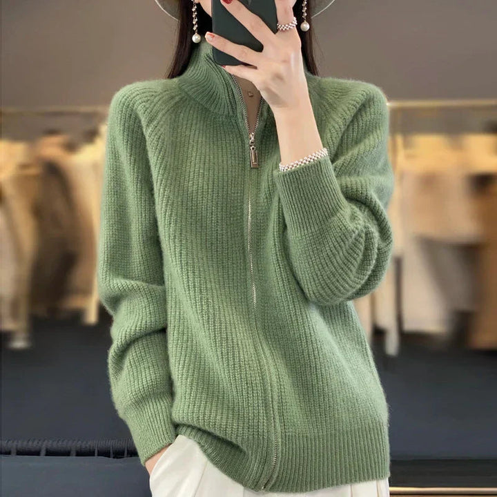 Neuer trendiger Damen Cardigan, eine elegante Strickjacke für moderne Herbst- und Winterbekleidung.