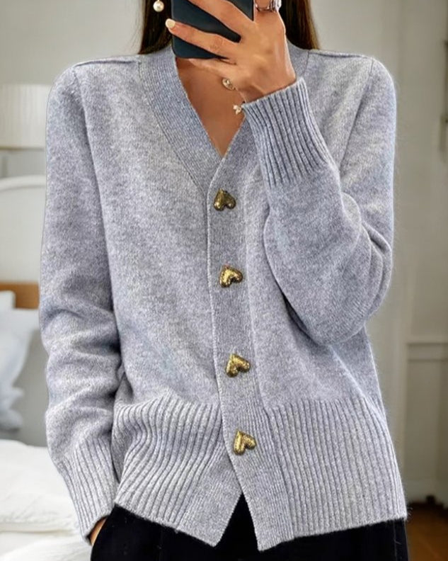 Eleganter Damen Cardigan mit einzigartigen Herzknöpfen. Bequem & vielseitig für stilvolle Outfits im Lagenlook.