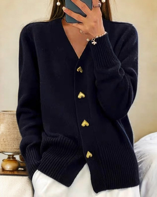 Hochwertiger Damen Cardigan mit detaillierten Herzknöpfen. Schick & vielseitig für einen modischen Lagenlook.