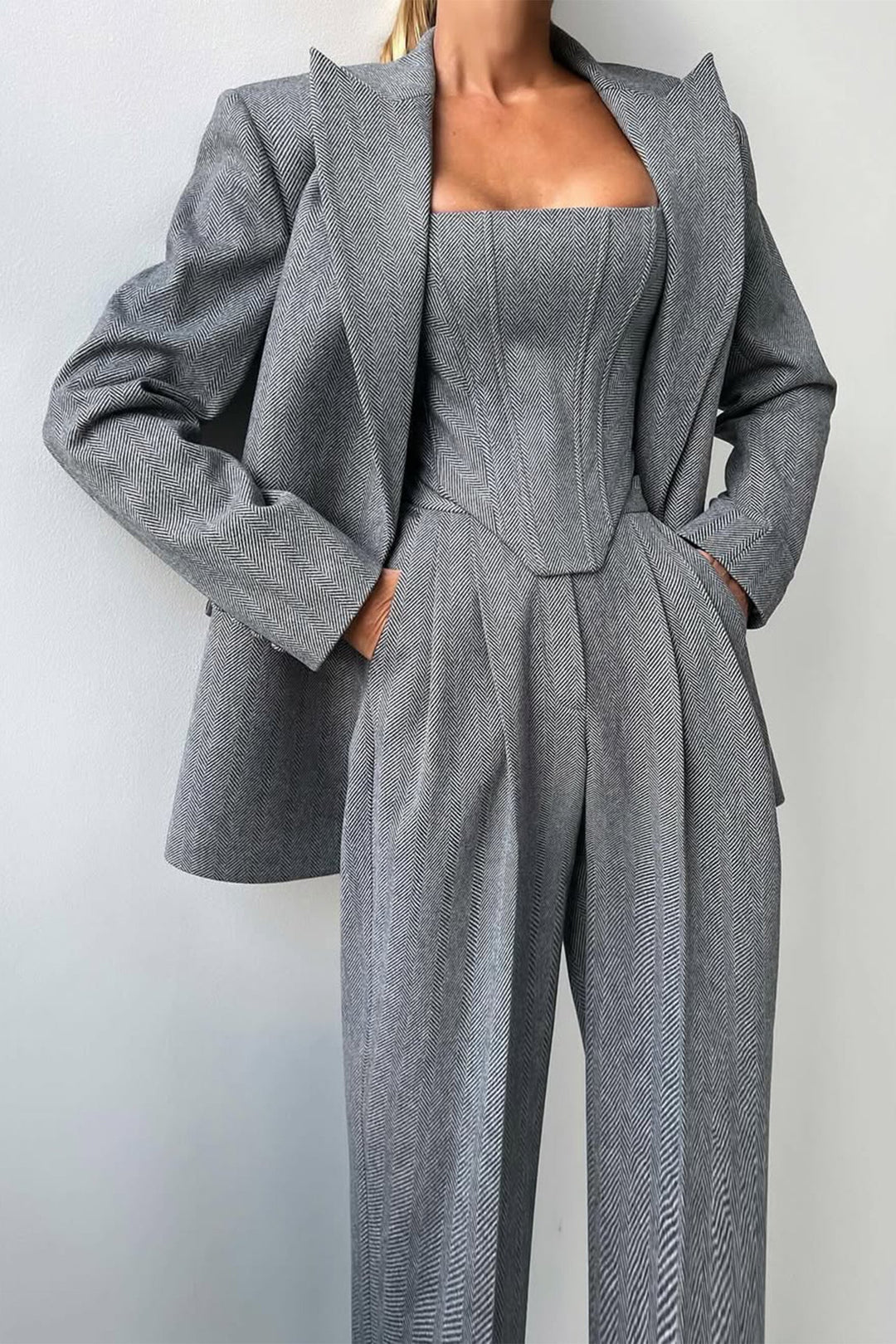 Eleganter Damen Dreiteiler Hosenanzug in Rosa, ideal für stilvolle Sommer-Looks & Business Casual.