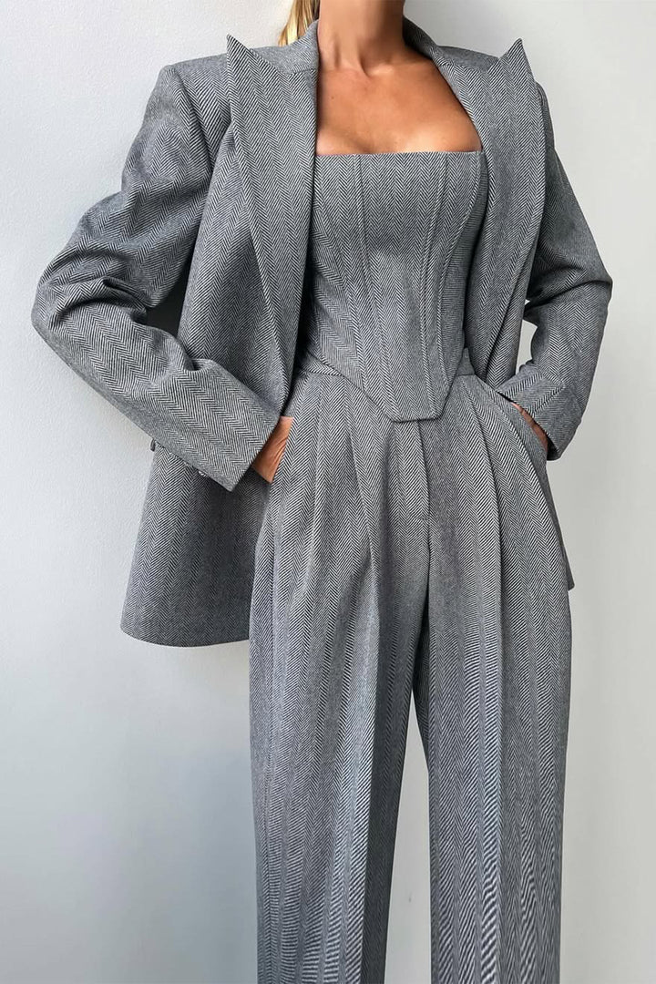 Eleganter Damen Dreiteiler Hosenanzug in Rosa, ideal für stilvolle Sommer-Looks & Business Casual.
