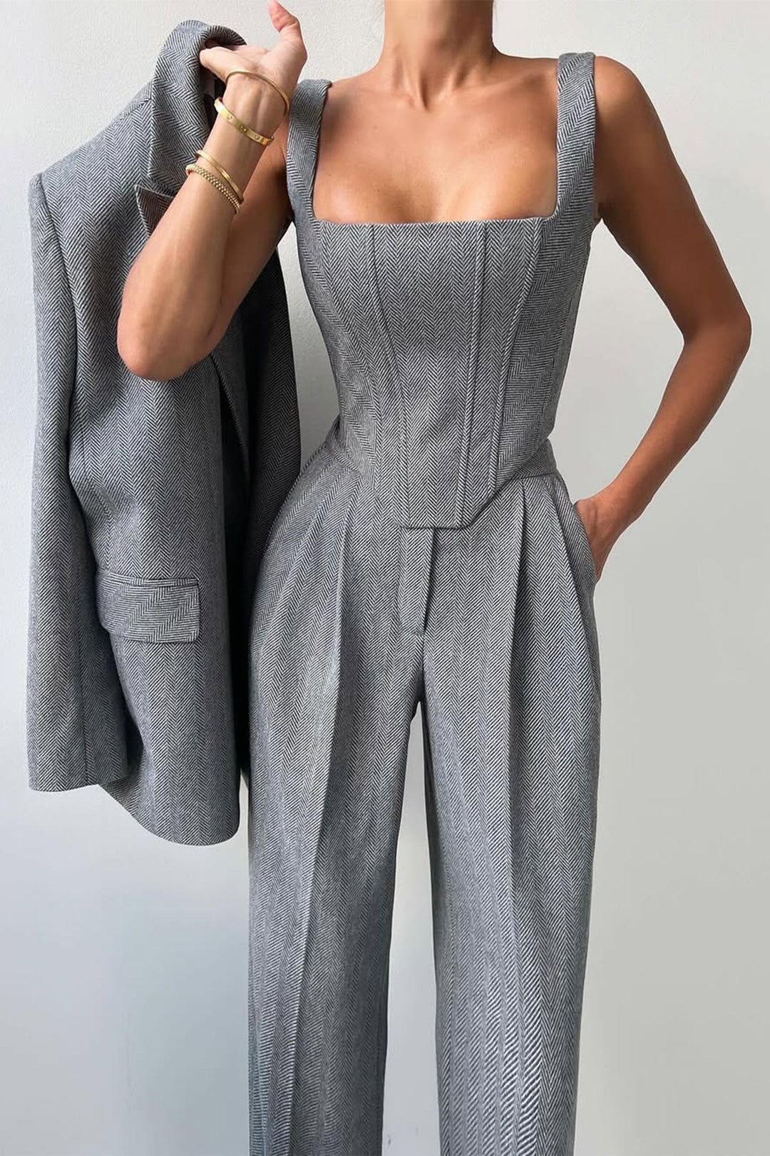 Modischer Damen Dreiteiler in Grau, perfekt als schickes Büro Outfit oder für elegante Events.