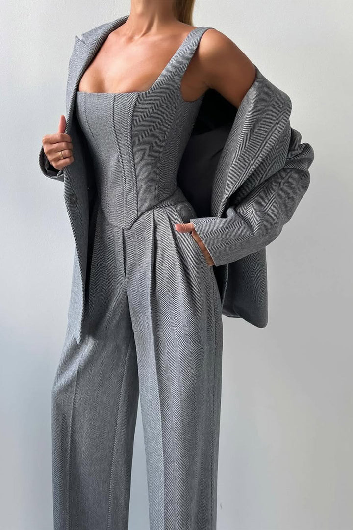 Rosa Damen Dreiteiliger Hosenanzug, ein modisches Business Casual Outfit für den Sommer.