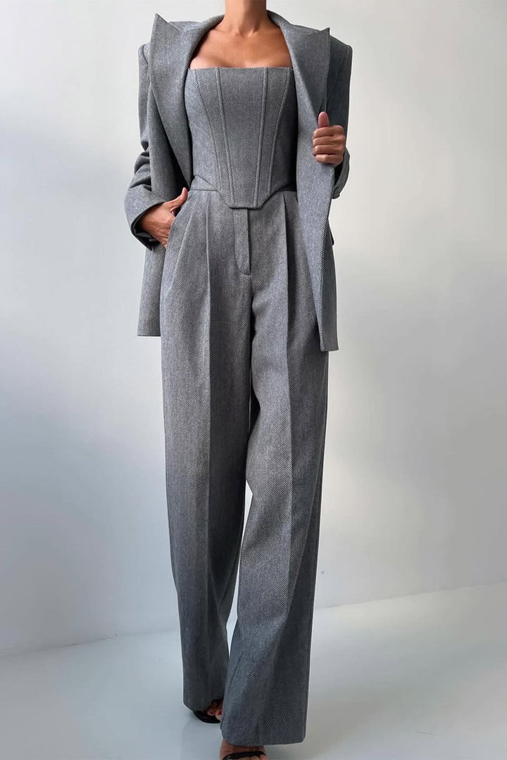 Grauer Eleganter Damen Dreiteiler Hosenanzug, perfekt für professionelle & stilvolle Auftritte.