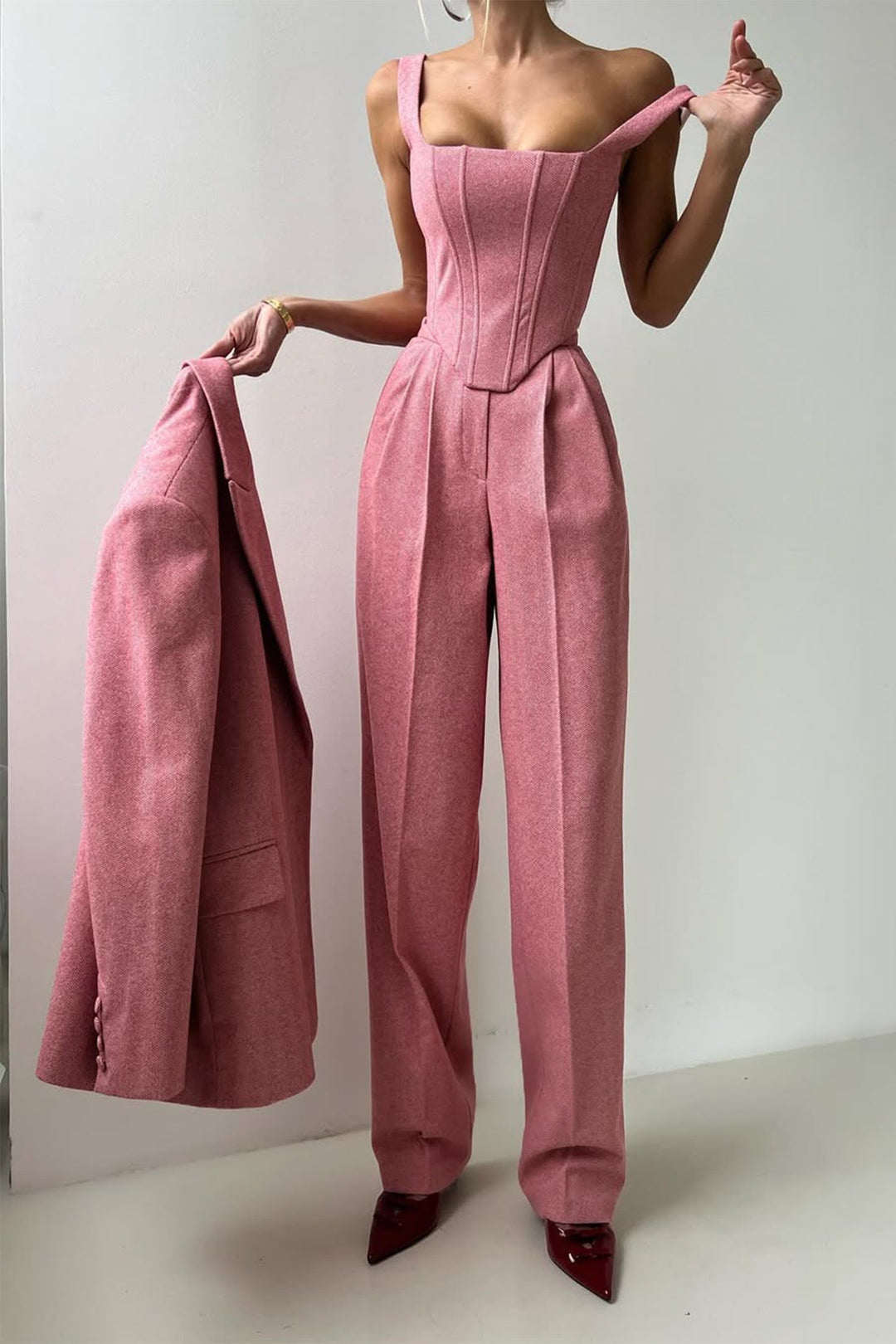 Moderner Damen Hosenanzug Dreiteiler, ideal für stilvolle Büro-Looks und Freizeit im Sommer.