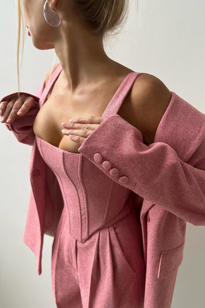 Luftiger Damen Dreiteiler in Rosa, eleganter Sommeranzug für Komfort & Stil an warmen Tagen.