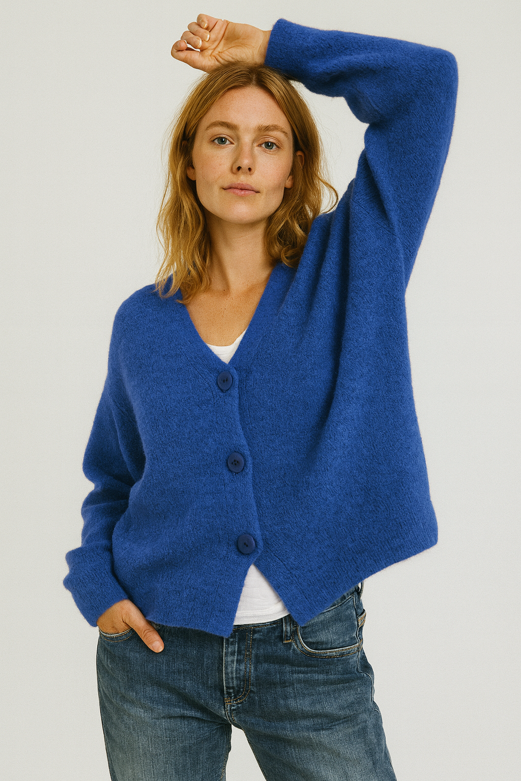 Bequemer blauer Damen Frühlings-Cardigan mit stilvoller Knopfleiste; weiche Strickjacke für Alltag und Mode.