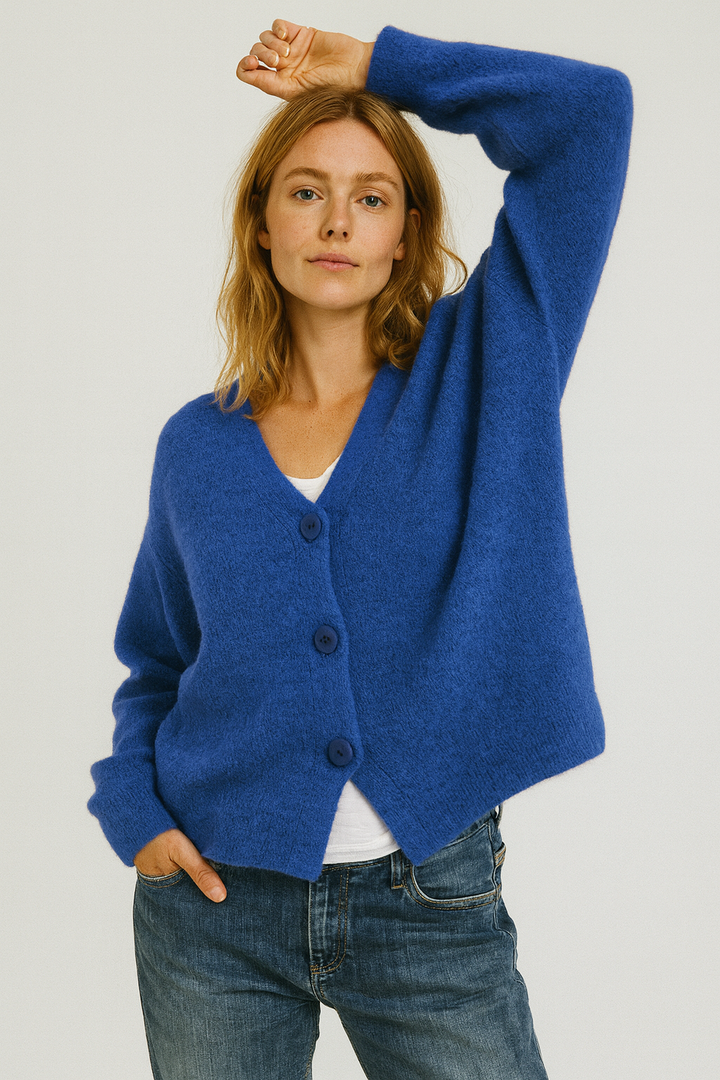 Bequemer blauer Damen Frühlings-Cardigan mit stilvoller Knopfleiste; weiche Strickjacke für Alltag und Mode.