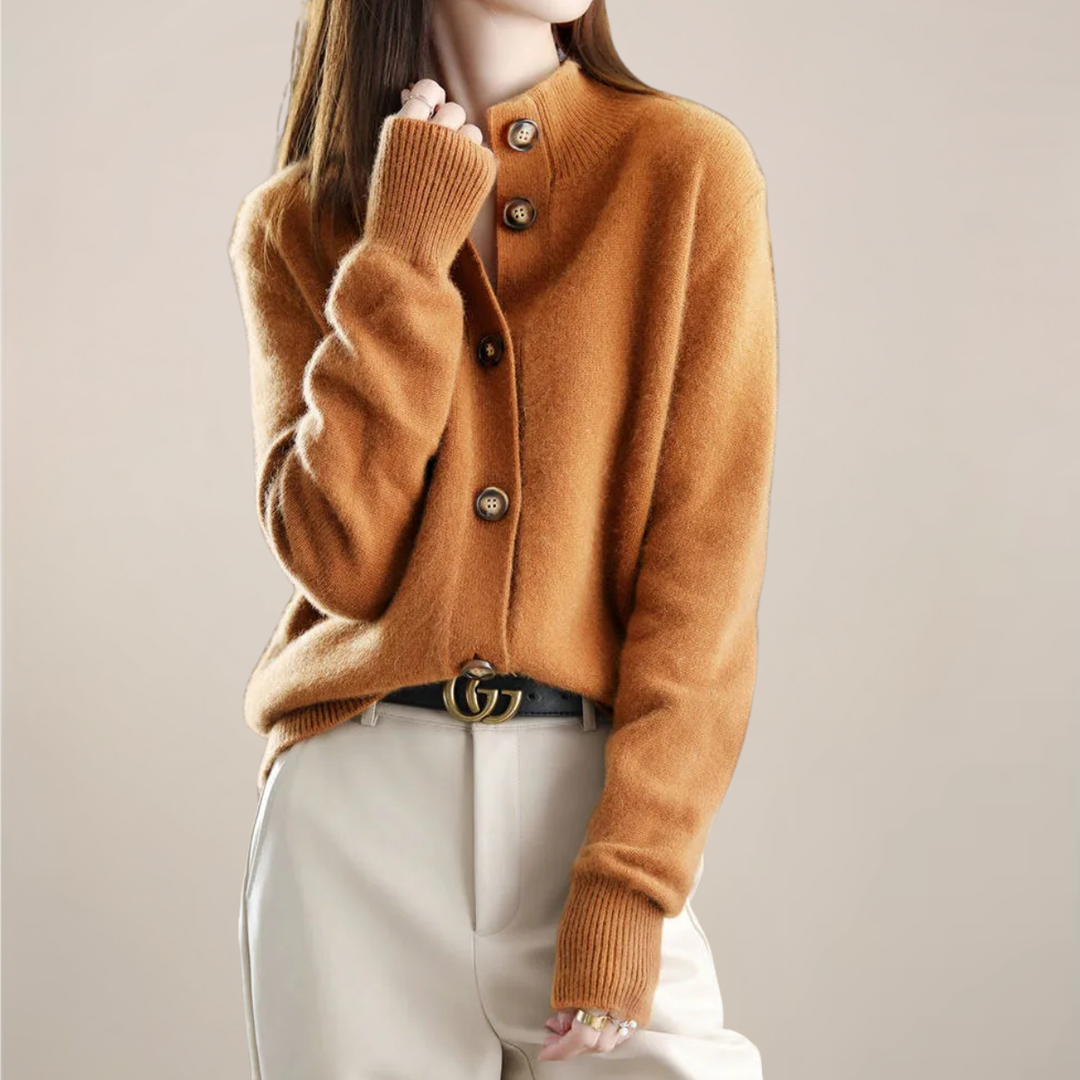 Detailaufnahme des eleganten Damen Frühlings-Cardigans, zeigt weichen Strick und feine Knopfleiste.