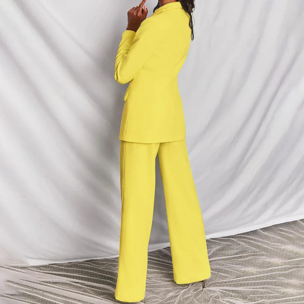Moderner Longline-Blazer aus strukturiertem Stoff, kombiniert mit passender weiter Hose für Damen.